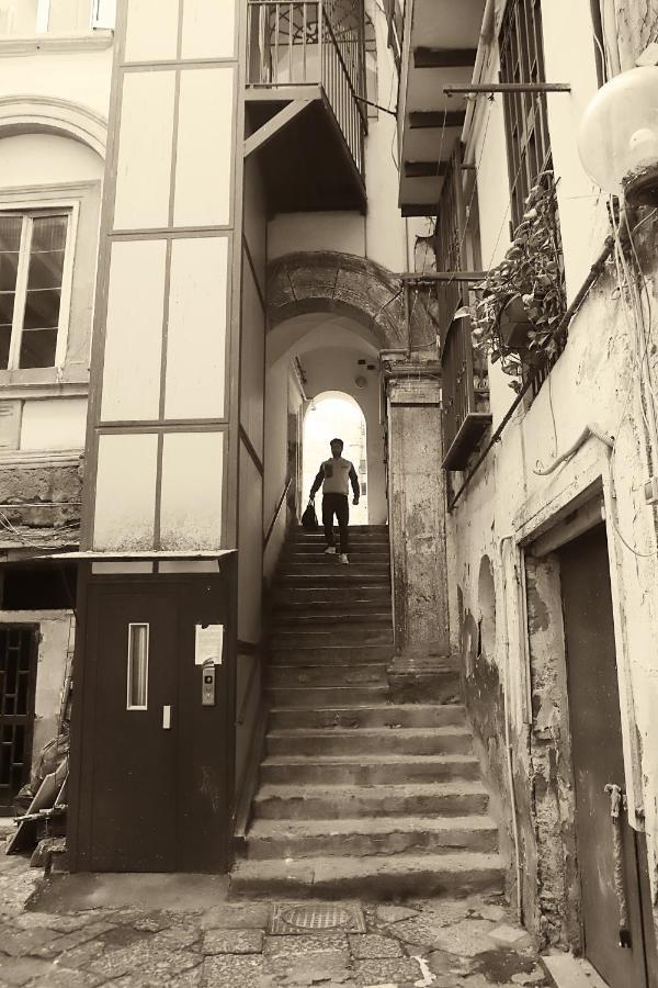 Naples To Stay Luaran gambar