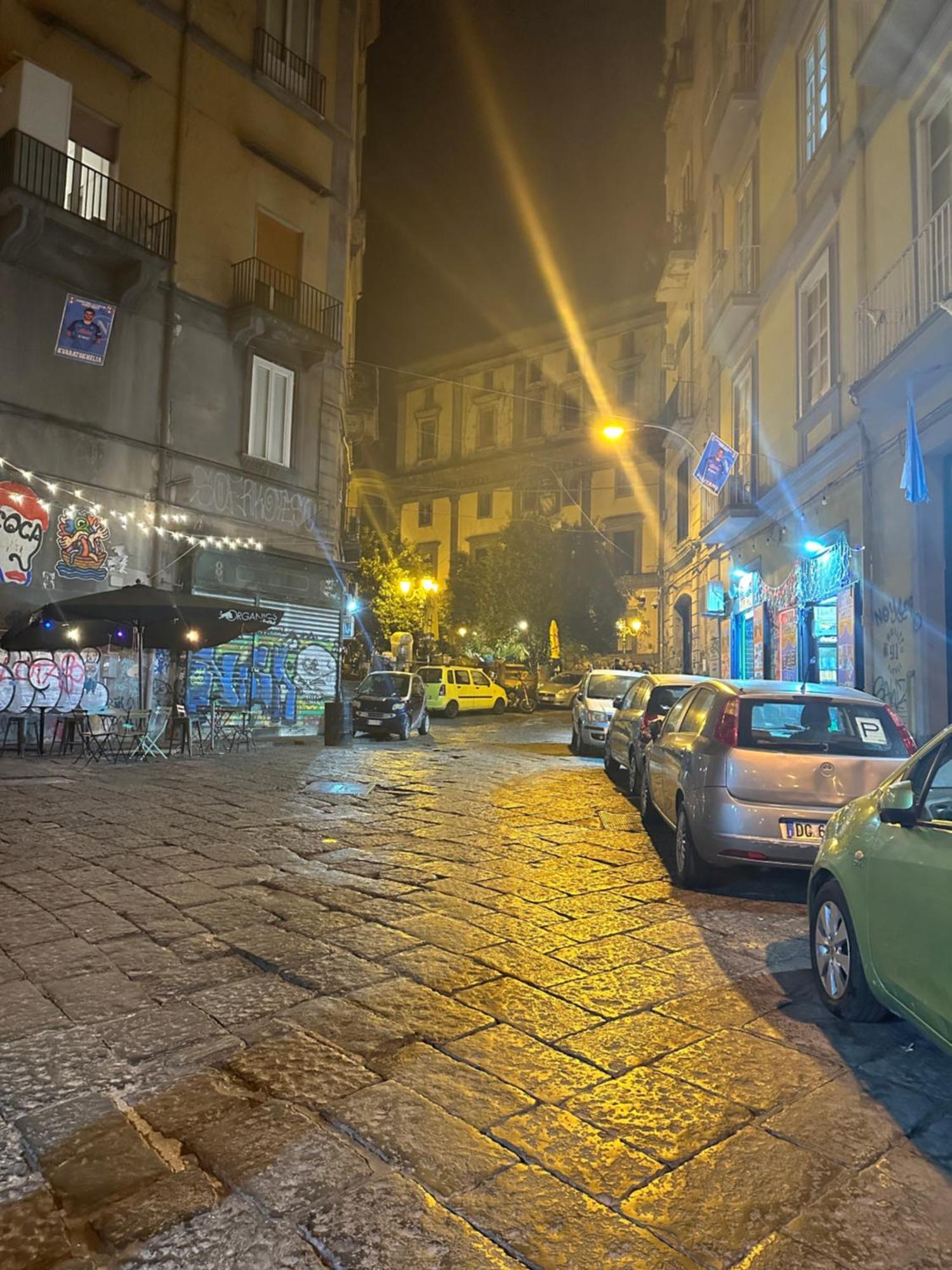 Naples To Stay Luaran gambar